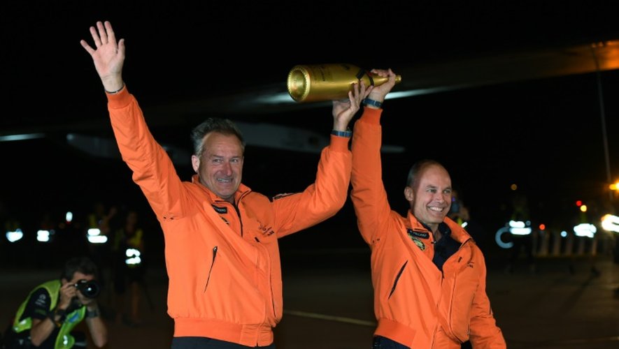 Andre Borschberg Bertrand Piccard après l'atterrissage de Solar Impulse 2 le 2 mai 2016 à Phoenix