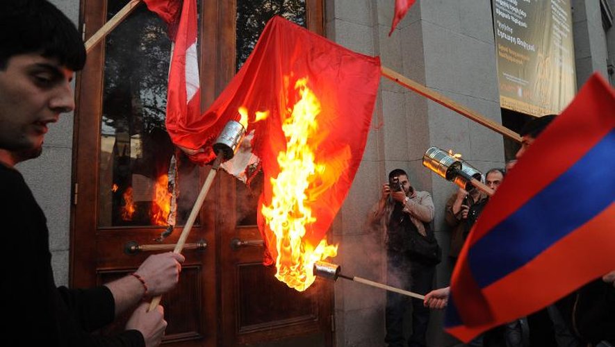 Photo d'archives montrant des Arméniens brulant le drapeau turc à Erevan le 23 avril 2013, pour demander la reconnaissance par la Turquie du génocide arménien de 1915