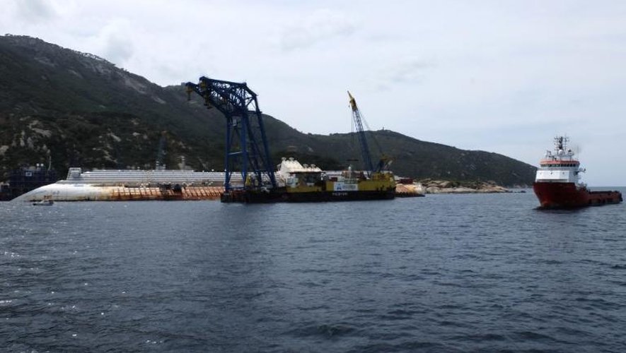Des travaux en cours pour bouger le paquebot Costa Concordia, le 27 mai 2013 au large de l'île du Giglio, en Toscane, le 27 mai 2013
