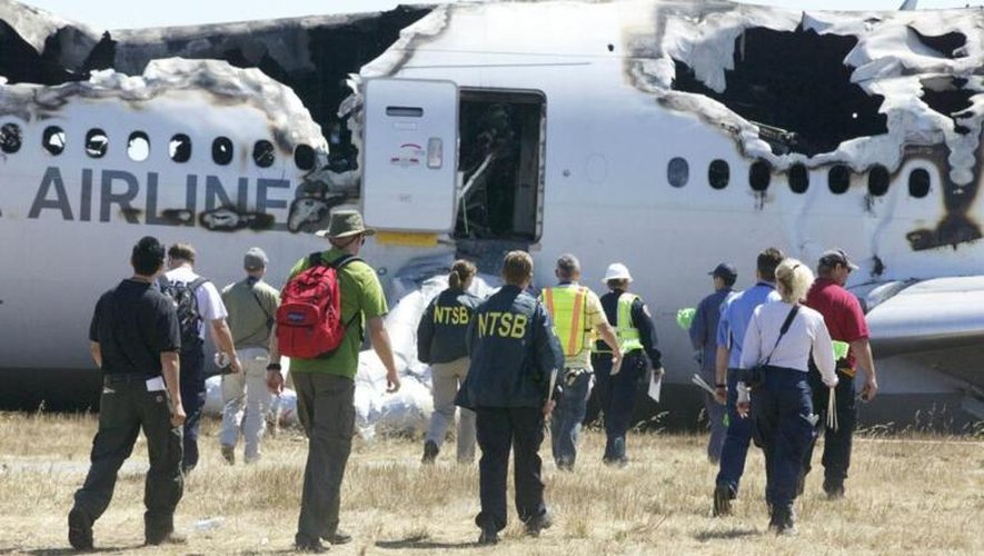 Une équipe d'enquêteurs de l'Agence américaine de sécurité des transports (NTSB) arrive sur les lieux du crash de l'avion d'Asiana Airlines, le 7 juillet 2013 à San Francisco