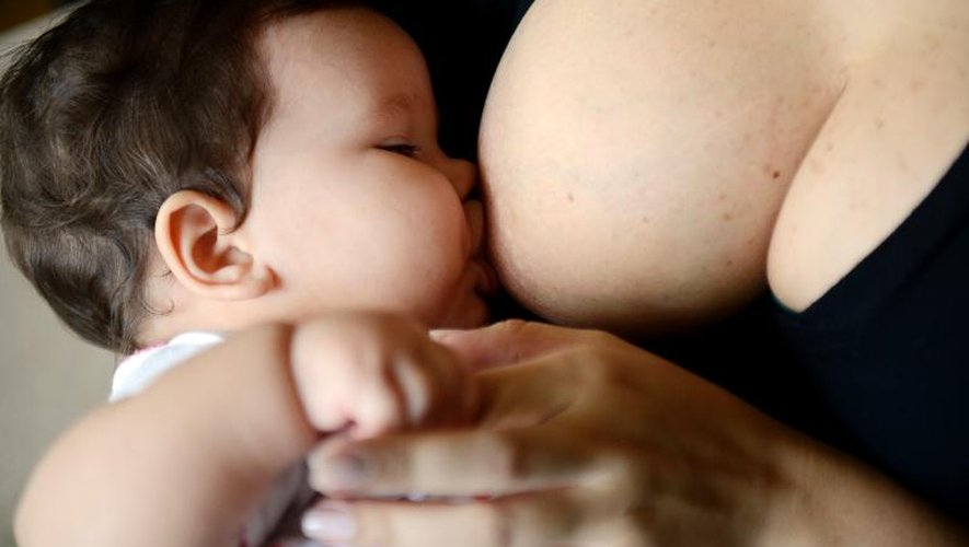 Une mère allaite son enfant à Caracas