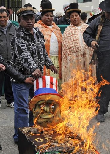 Des manifestants brûlent une photo de Barack Obama lors d'un rassemblement, le 8 juillet 2013, devant l'ambassade des Etats-Unis à La Paz