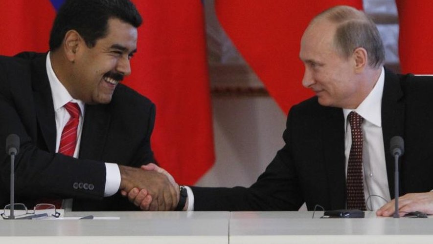 Le président russe Vladimir Poutine (d) sert la main de son homologue du Venezuela, Nicolas Maduro, le 2 juillet 2013 au Kremlin à Moscou