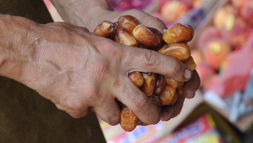 Un vendeur de dattes, le 8 juillet 2013 avant le ramadan à Islamabad au Pakistan