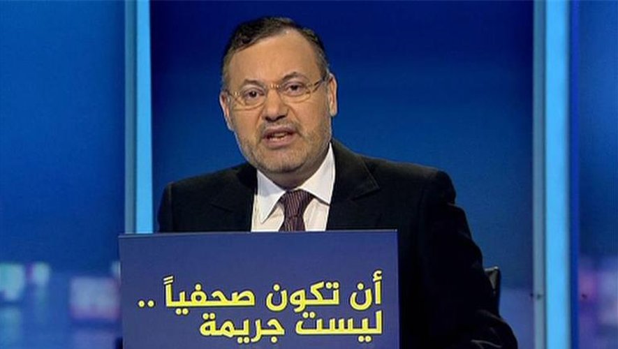 Image non datée tirée d'une vidéo diffusée par la chaîne Al-Jazeera le 21 juin 2015 montrant le journaliste égyptien Ahmed Mansour dans les studios de la chaîne à Doha
