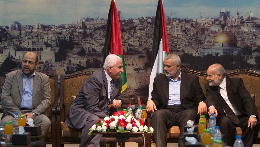 Le numéro deux du Hamas, Moussa Abou Marzouq (g), et Azzam al-Ahmad (2e g), à la tête de la délégation de l'OLP, en pourparlers à Gaza, le 22 avril 2014