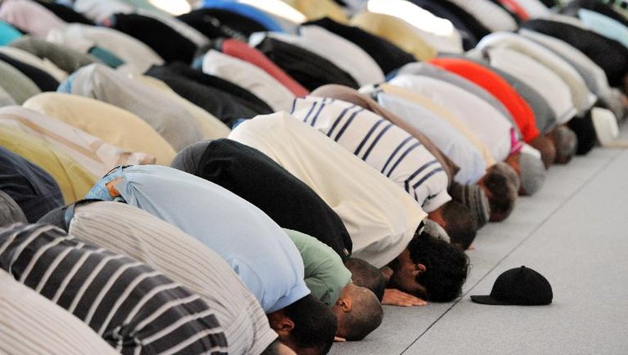 Des personnes prient dans une mosquée à l'occasion du début du ramadan