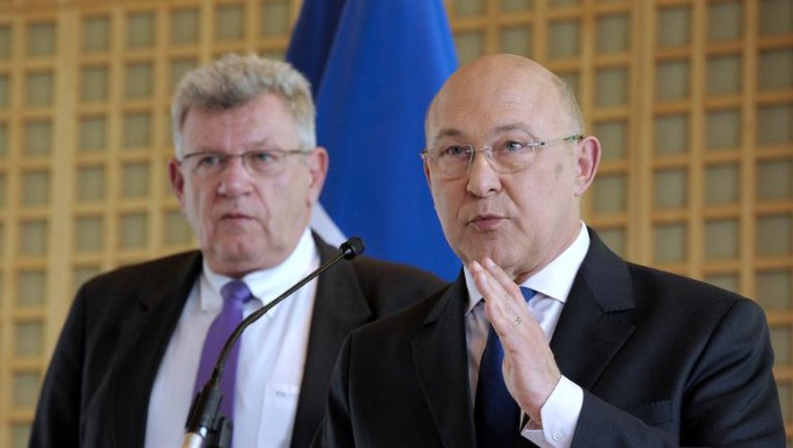 Les ministres des Finances Michel Sapin (à droite) et du Budget Christian Eckert ont annoncé que près de la moitié des 50 milliards d'économies seraient concentrés sur 2015, lors d'une conférence de presse au ministère de l'Economi