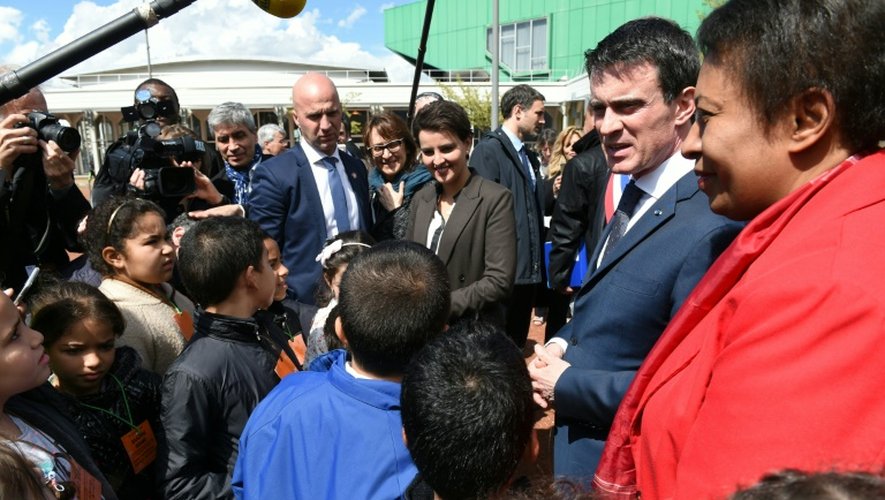 Manuel Valls entre la ministre de l'Education Najat Vallaud-Belkacem et la ministre de la Ville, Hélène Geoffroy lors d'une réunion interministérielle le 13 avril 2016 à Vaulx-en-Velin