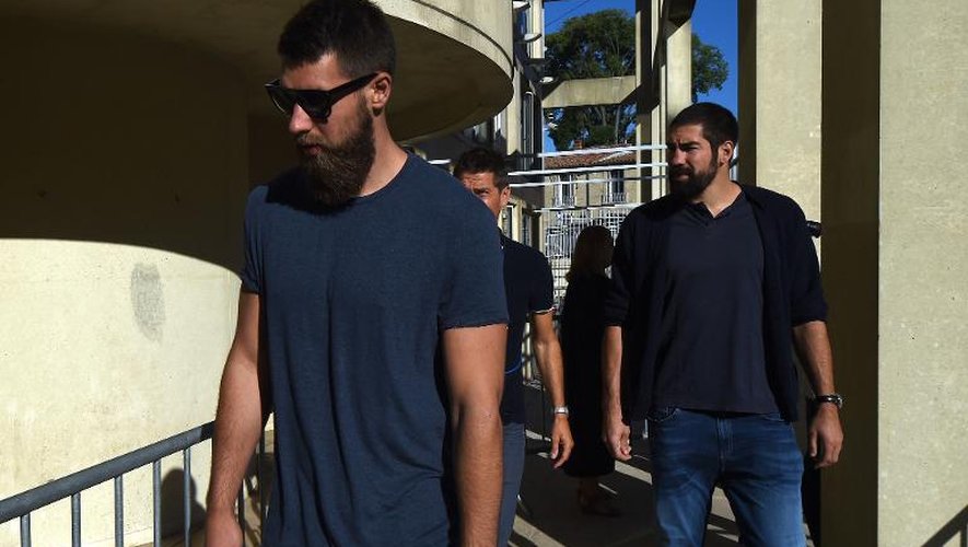 Luka (g) et Nikola Karabatic arrivent au tribunal de Montpellier, le 22 juin 2015
