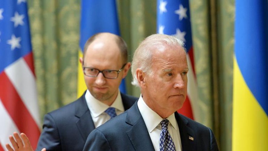 Le vice-président Joe Biden (droite) et le Premier ministre par intérim Arseni Iatseniouk à Kiev le 22 avril 2014