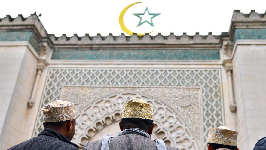 Des personnes devant la mosquée de Paris