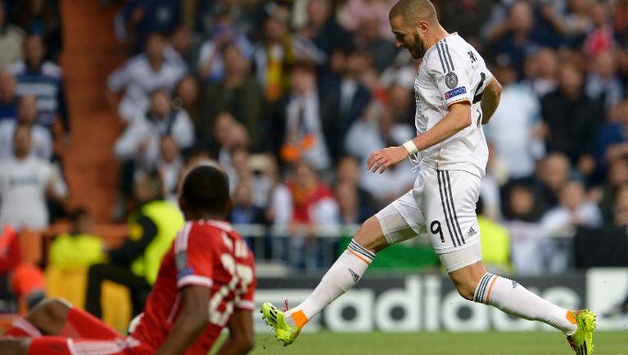 L'attaquant français du Real Madrid, Karim Benzema, marque face au Bayern Munich, le 23 avril 2014 en demi-finale aller de Ligue des Champions, au Santiago-Bernabeu à Madrid