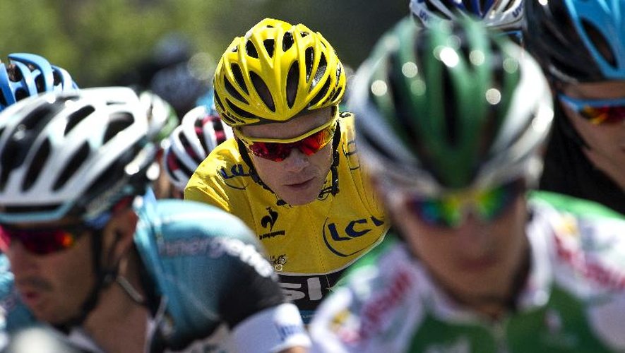 Le maillot jaune du Tour de France Christopher Froome, dans le peloton lors de la 9e étape du Tour de France, le 7 juillet 2013
