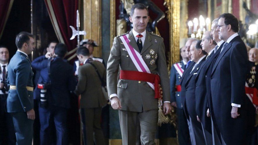 Le roi d'Espagne Felipe VI, passe devant le premier ministre Mariano Rajoy (d), lors d'une cérémonie au palais royal à Madrid, le 6 janvier 2016