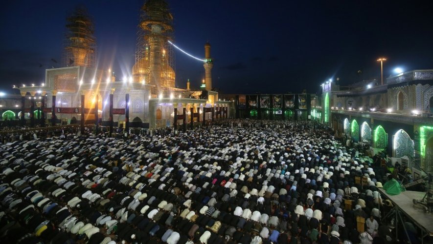 Rassemblement de pèlerins chiites pour une cérémonie religieuse devant la mosquée Imam al-Kadhim, dans le nord de Bagdad, le 2 mai 2016