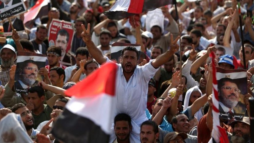 Des partisans de l'ex-président égyptien Mohamed Morsi manifestent, le 8 juillet 2013 au Caire