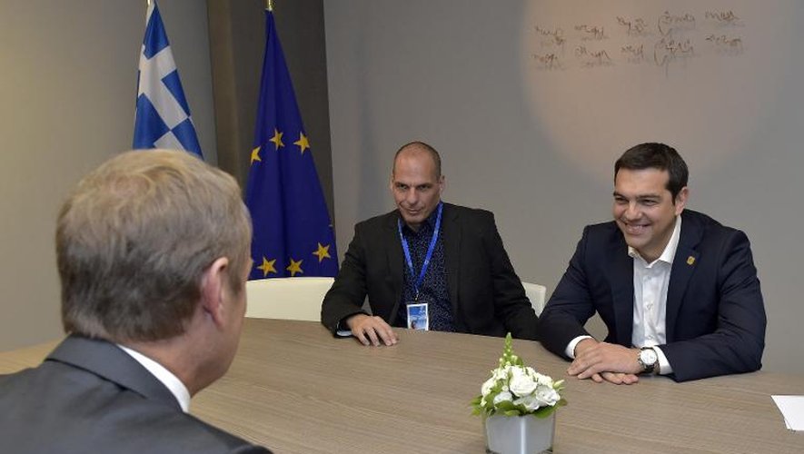 Le Premier ministre grec Alexis Tsipras (D) et son ministre des Finances Yanis Varoufakis (C) accueillis par le président du Conseil européen, Donald Dusk le 22 juin 2015 à Bruxelles