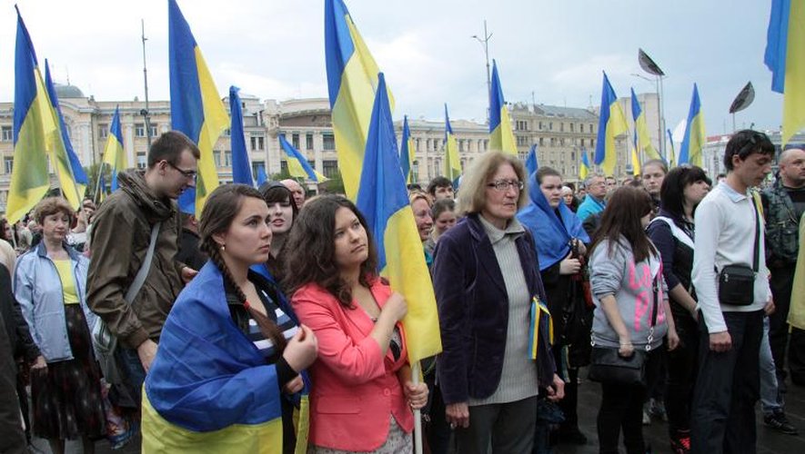 Des manifestants pro-autorités ukrainiennes assistent à une messe dans la ville de Kharkiv le 23 avril 2014