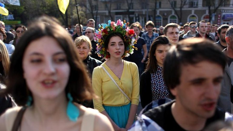 Des manifestants pro-autorités ukrainiennes manifestent à Marioupol le 23 avril 2014
