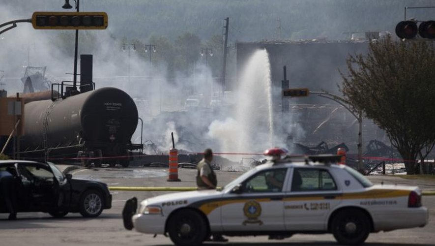 Les pompiers tentent d'éteindre l'incident qui s'est déclaré après l'explosion d'un train transportant du pétrole à Lac-Mégantic, au Québec, le 7 juillet 2013