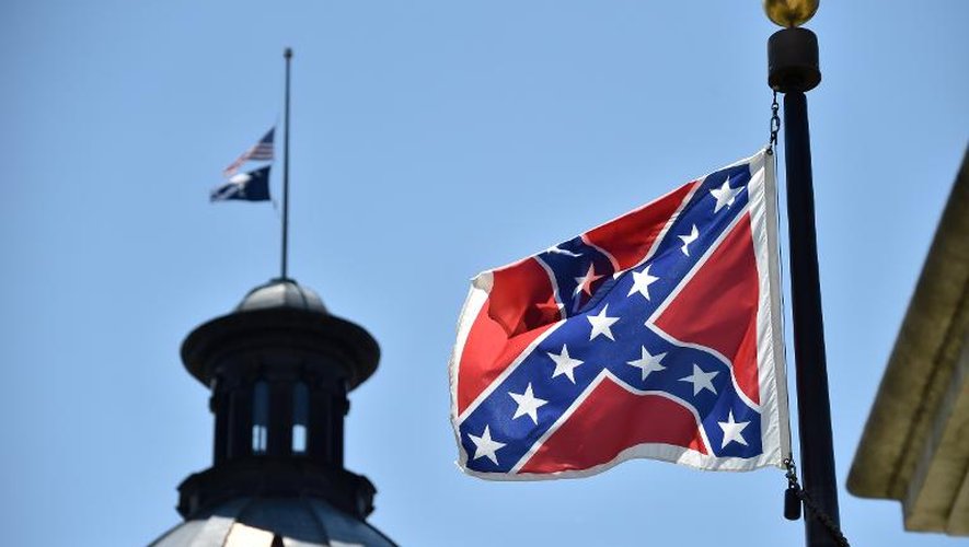 Le drapeau confédéré devant le Parlement local le 19 juin 2015 à Charleston