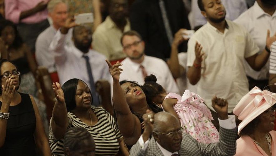 Des fidèles lors d'un office religieux le 21 juin 2015 à Charleston