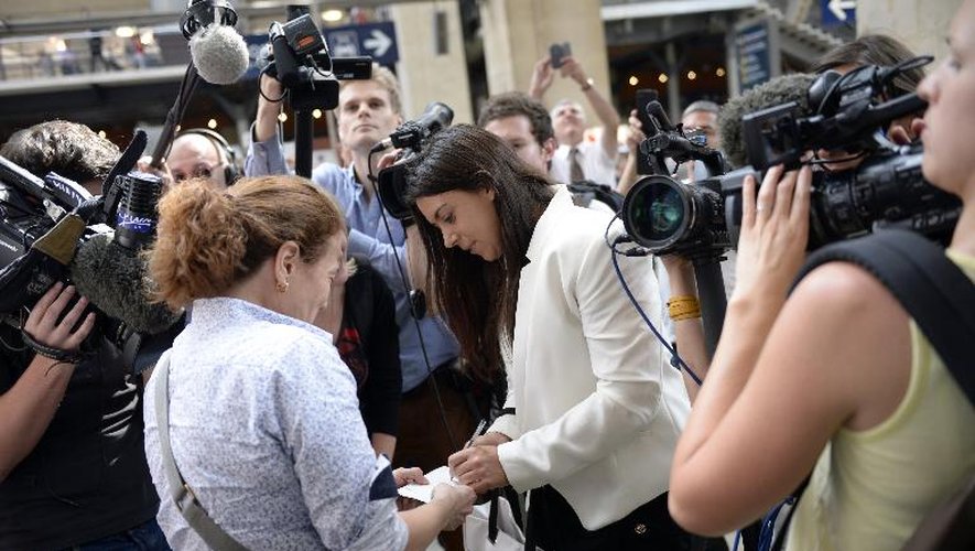 La Française Marion Bartoli à son retour de Wimbledon signe des autographes à la Gare du Nord le 9 juillet 2013
