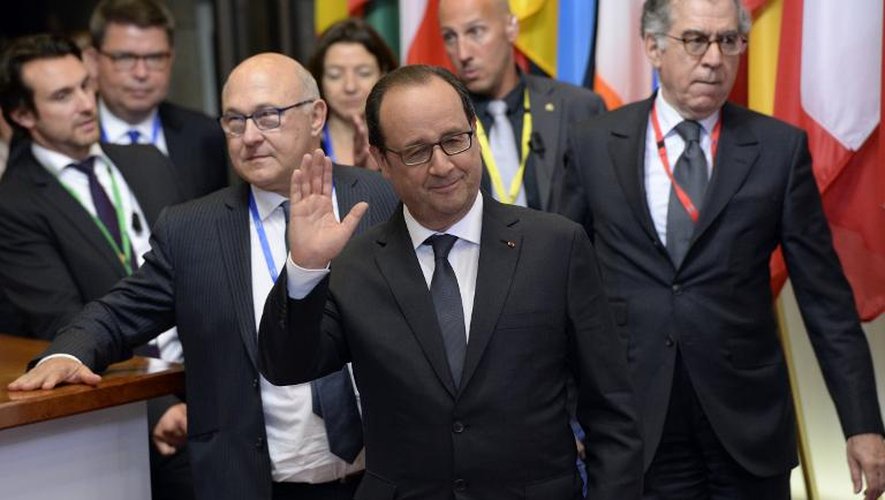 Le ministre français des Finances Michel Sapin et le président François Hollande le 23 juin 2015 à Bruxelles