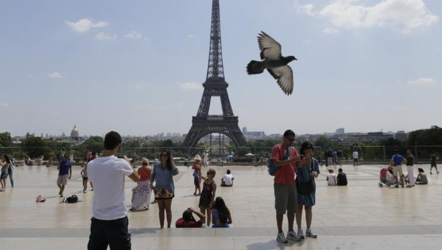 Des touristes sur l'esplanade du Trocadéro, le 7 juillet 2013 à Paris