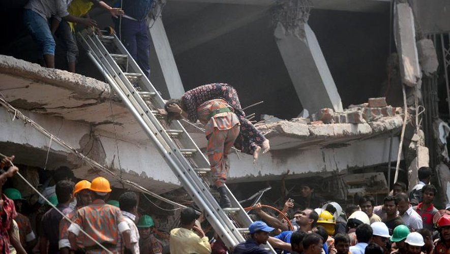 Des secouristes sortent des corps des décombres de l'usine textile Rana Plaza qui s'est effondrée, le 24 avril 2013 près de Dacca