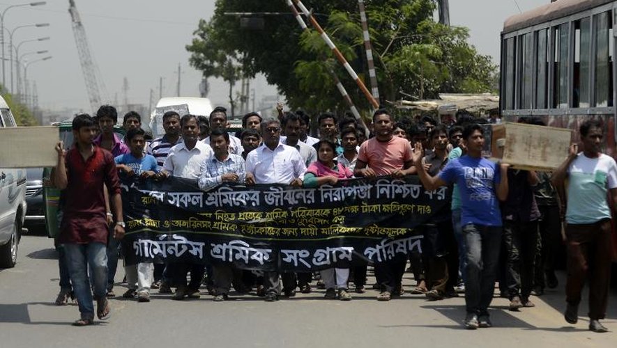 Des manifestations de travailleurs du textile à Dhaka au Bangladesh le 23 avril 2014