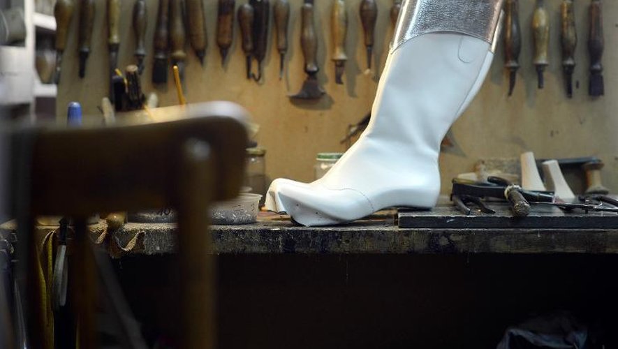 L'établi de fabrication du bottier parisien Clairvoy spécialisé dans le spectacle, le 22 avril 2014, avec une botte faite sur mesure pour le cabaret du Moulin Rouge