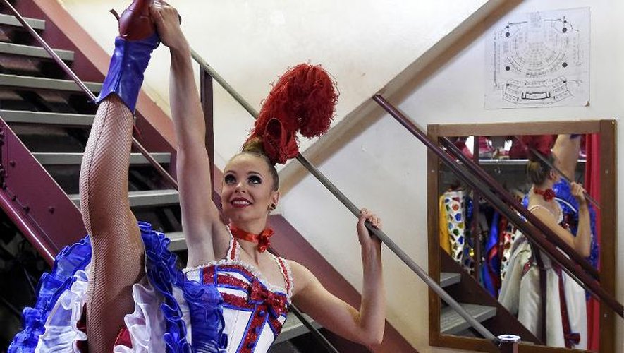 Une danseuse de cancan du Moulin Rouge, bottée de chaussures bleues et rouges fabriquées spécialement à la main par la maison Clairvoy, le 22 avril 2014