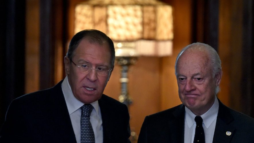 Le ministre russe des Affaires étrangères Serguëi Lavrov (g) rencontre l'envoyé spécial de l'ONU pour la Syrie Staffan de Mistura à Moscou, le 3 mai 2016