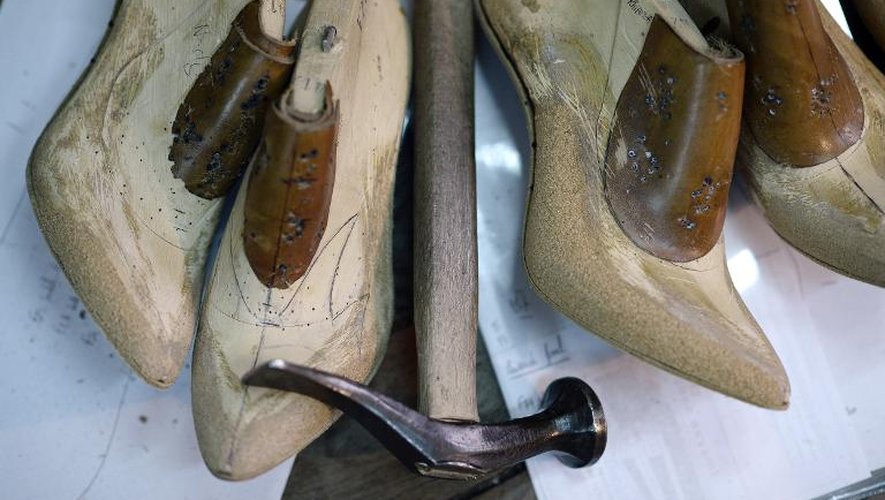 Les formes en bois servant à la fabrication des chaussures de spectacle sur mesure dans les ateliers du bottier parisien Clairvoy, le 22 avril 2014