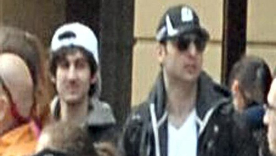 Capture d'écran fournie par le FBI d'une vidéo de Djokhar et Tamerlan Tsarnaev peu avant l'attentat le 18 avril 2013 à Boston