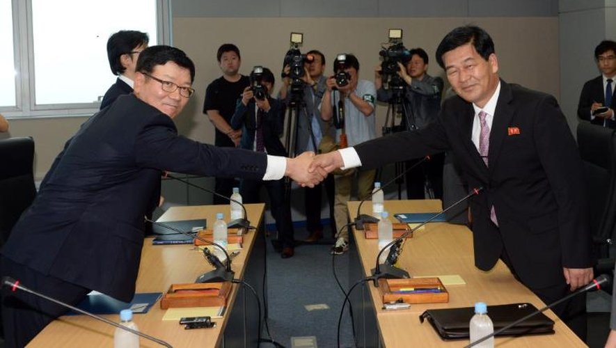 Les négociateurs sud et nord coréens Suh Ho et Park Chul-su le 10 juillet 2013 à Kaesong