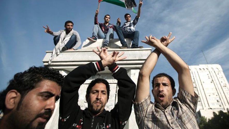 Des Palestiniens fêtent l'accord signé à Gaza le 23 avril 2014