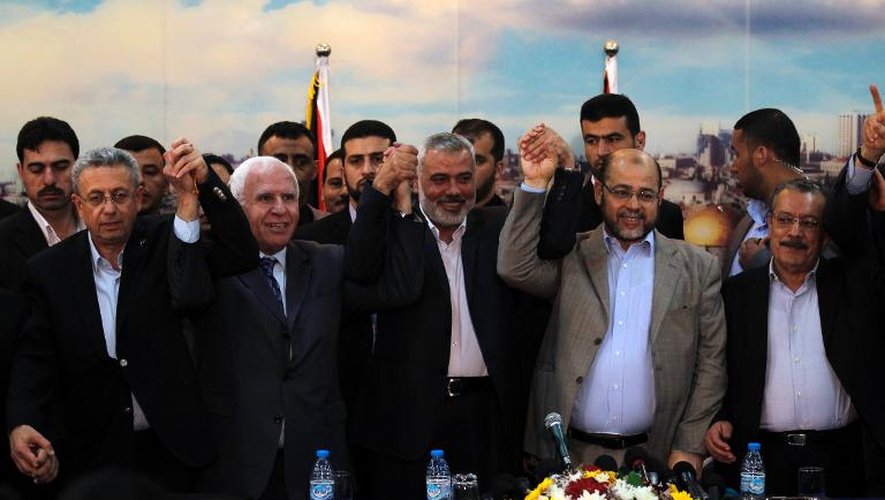 Des responsables politiques palestiniens posent à Gaza le 23 avril 2014