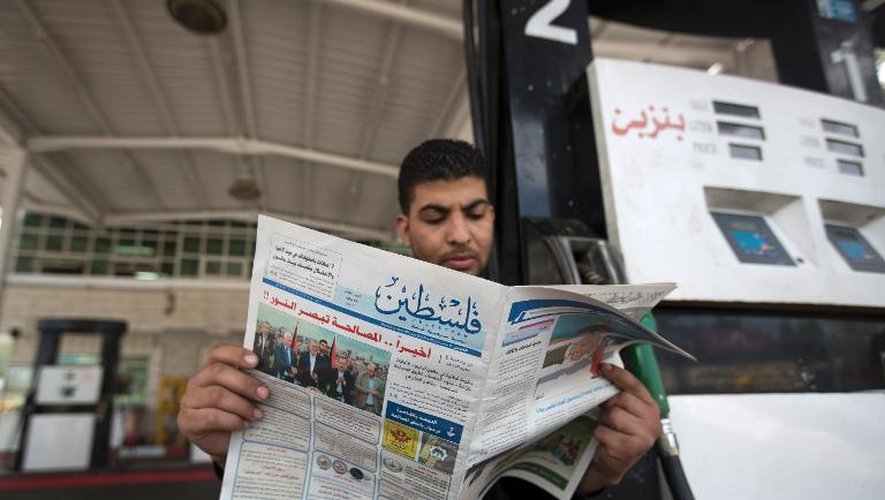 Un Palestinien lit un quotidien au lendemain de l'accord interpalestinien, le 24 avril 2014 à Gaza