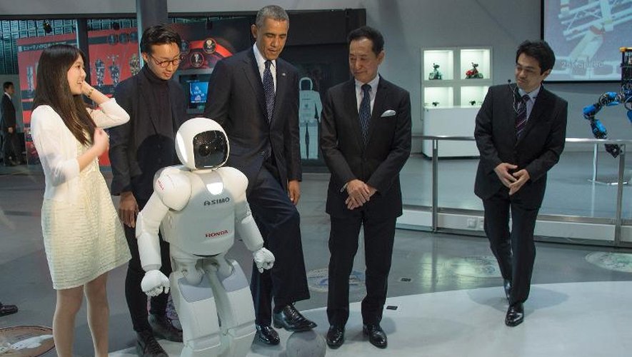 Le président américain Barack Obama a fait quelques passes de football avec un petit robot humanoïde japonais, Asimo, jeudi 23 avril 2014 à Tokyo au musée national des sciences et de l'innovation