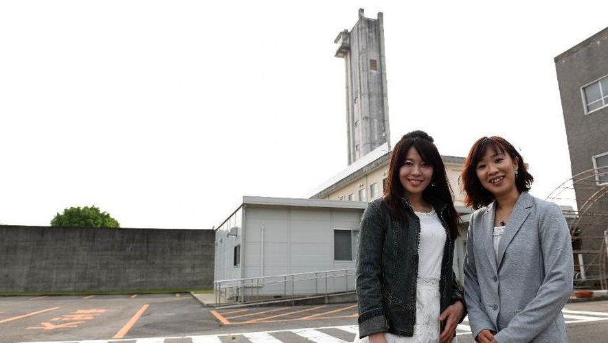 Le duo Paix2, Megumi Ikatsu et Manami Kitao (g), pose le 16 mai 2015 devant la prison de Kurobane, à 160 km au nord de Tokyo