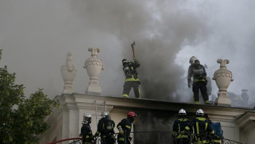 Les pompiers le 10 juillet 2013 sur le toit de l'Hôtel Lambert à Paris
