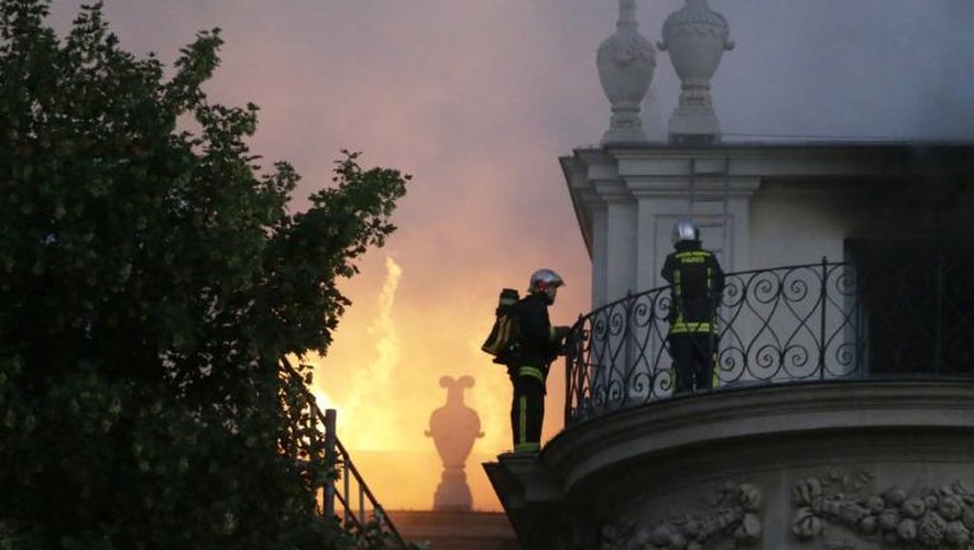 Les pompiers luttent le 10 juillet 2013 contre l'incendie qui s'est déclaré à l'Hôtel Lambert à Paris