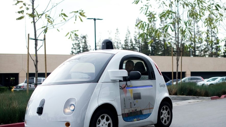 Une Google car traversant un parking du siège de Google à Mountain View en Californie, le 8 janvier 2016