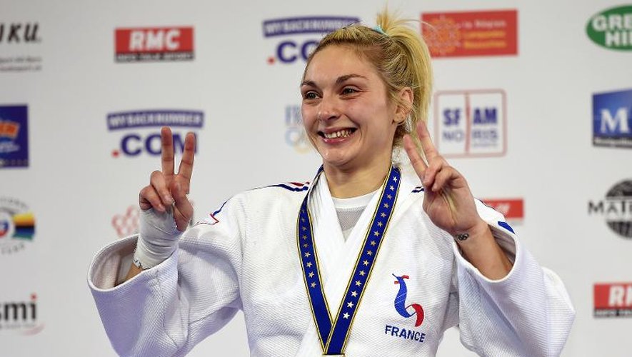 La judokate française Automne Pavia portant sa médaille d'or des -57 kgs au championnat d'Europe de judo le 24 avril 2014 à Montpellier