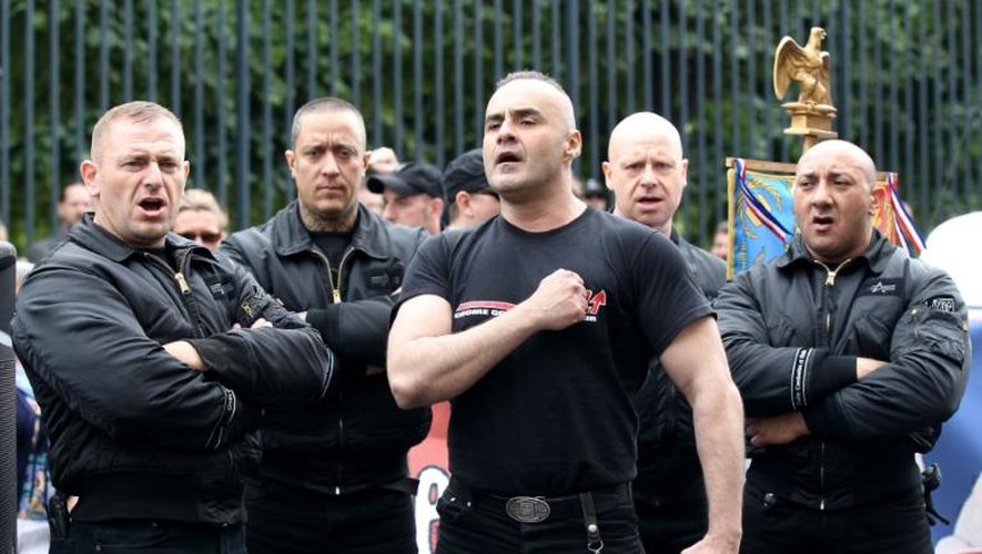 Le président des "Jeunesses nationalistes révolutionnaires" et de "Troisième voie", Serge Ayoub (c), entouré de militants, le 8 mai 2011 à Paris