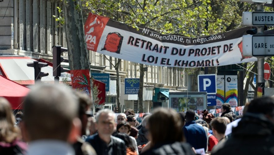 Des participants au défilé de la fête du travail expriment leur opposition à la loi el Khomri le 1er mai 2016 à Paris