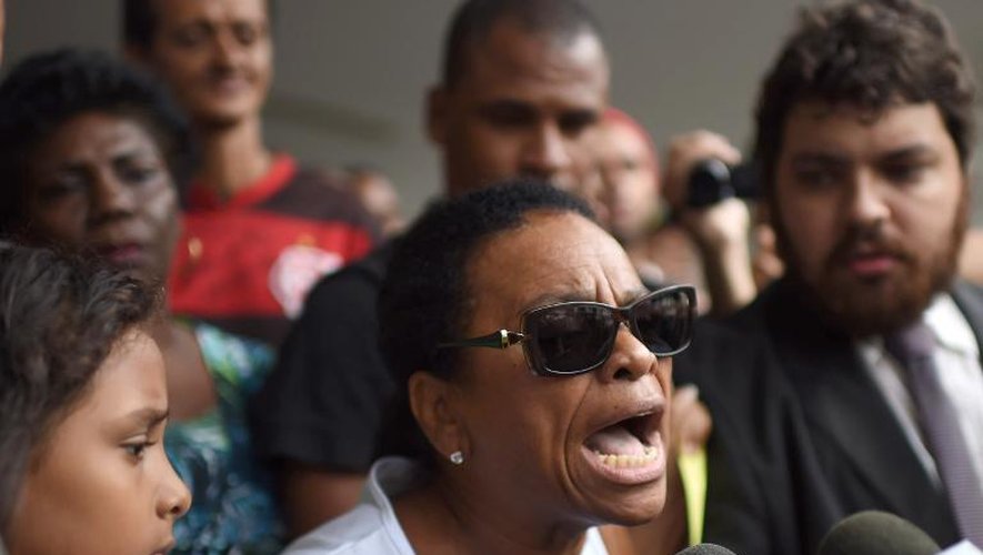 Maria de Fátima Silva, la mère de Douglas Rafael da Silva Pereira, alias "DG", tué dans des circonstances troubles dans une favela proche de Copacabana, répond aux questions des journalistes en marge de son enterrement, le 24 avril 2014 à R